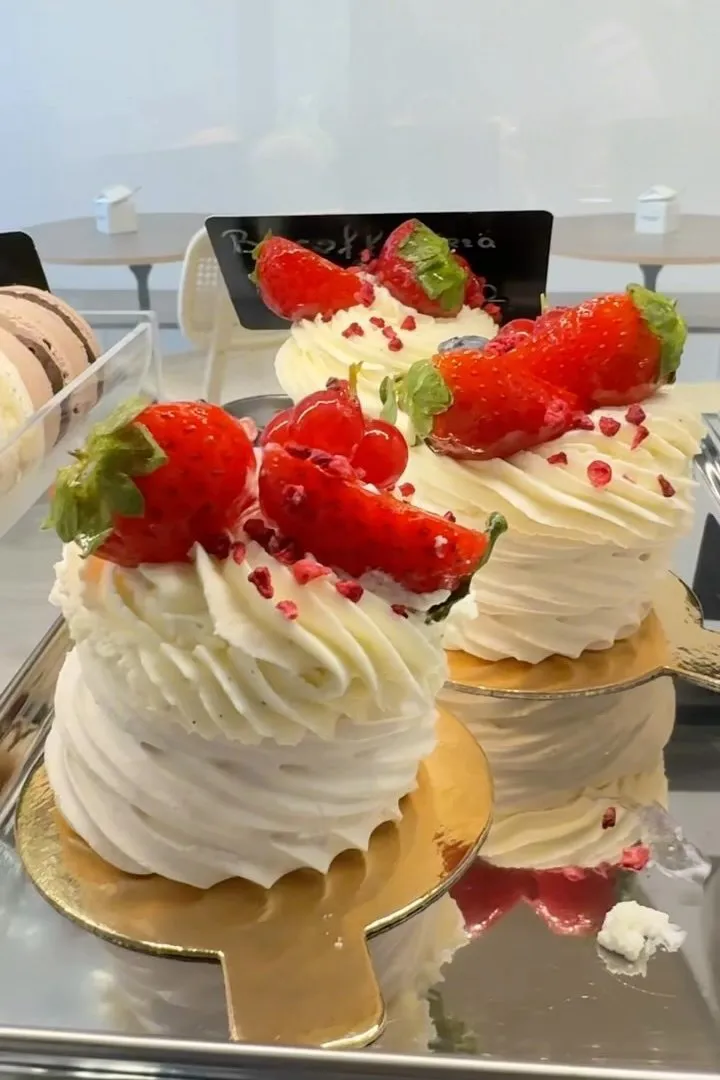 Krēma deserti ar svaigām zemenēm vitrīnā