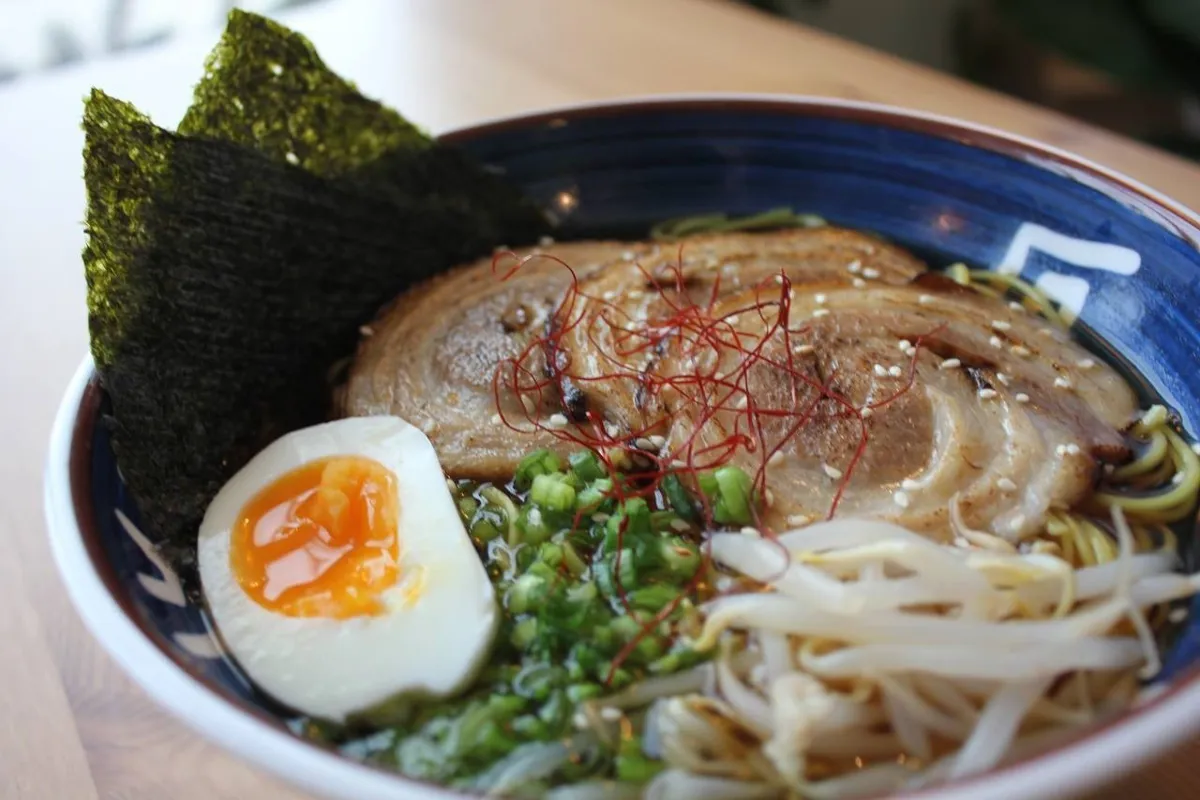 Ramen bļodā ar gaļu, olu, nori lapu un dīgstiem